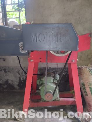 এই খড় কাটার মেশিনটি বিক্রি করা হবে